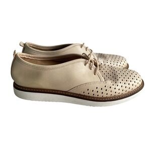 Clarks Artisan Shoes Womens 6.5 M Beige Soft Leather‎ Perforated Oxford Sneaker